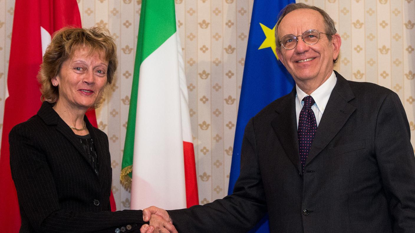 La stretta di mano del 2015 tra Eveline Widmer-Schlumpf e Pier Carlo Padoan sulla roadmap