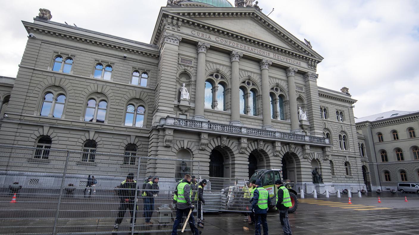 Anche oggi è stato predisposto un dispositivo di protezione per Palazzo Federale: scene che non siamo abituati a vedere. 