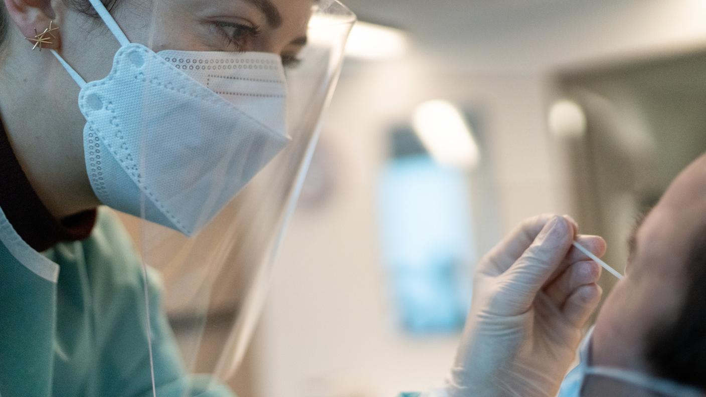 Segnalati 23'888 positivi fra venerdì e domenica sera; 39 i morti, 181 le nuove ospedalizzazioni