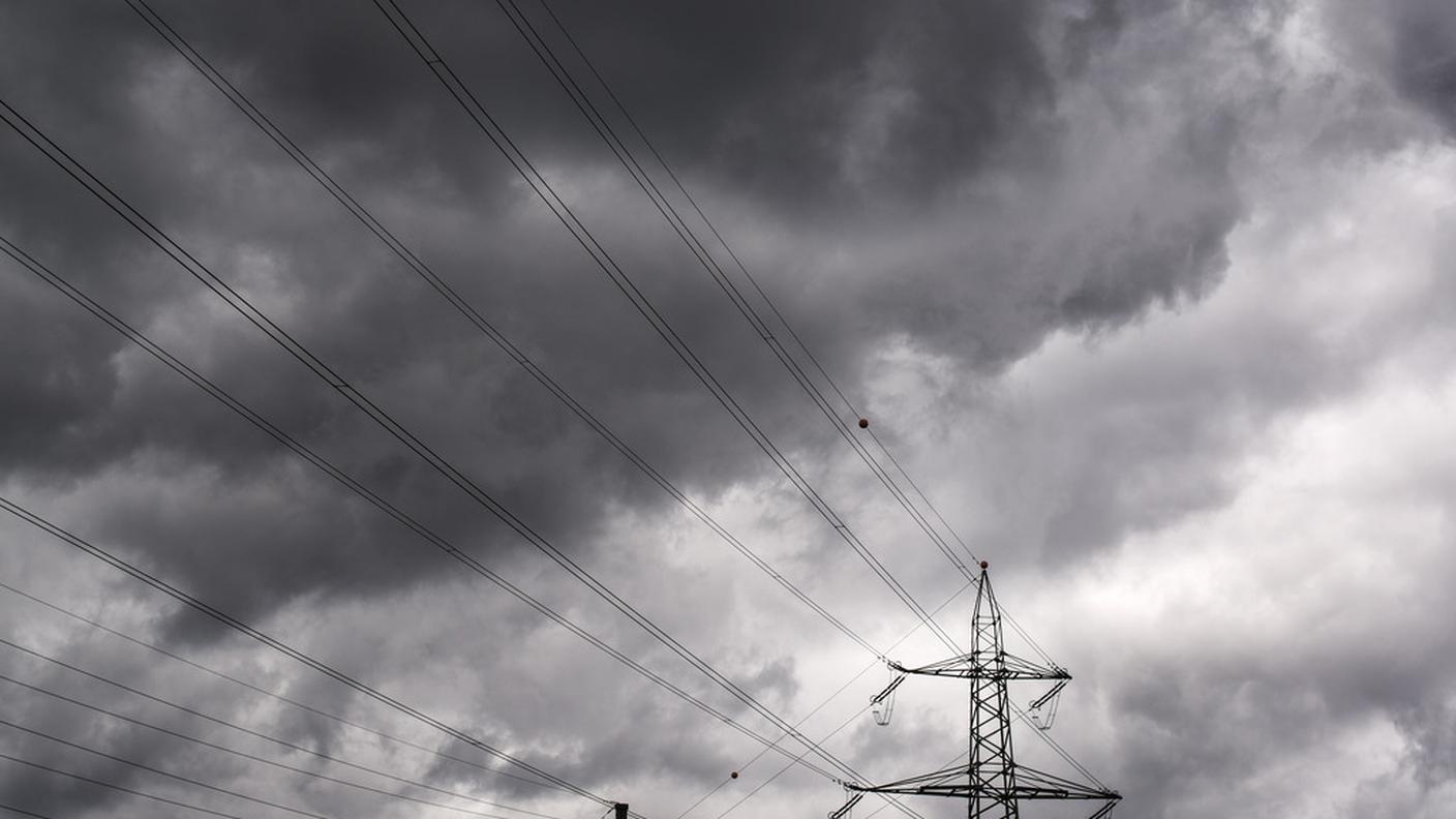 elettricità pilone traliccio energia ky.JPG