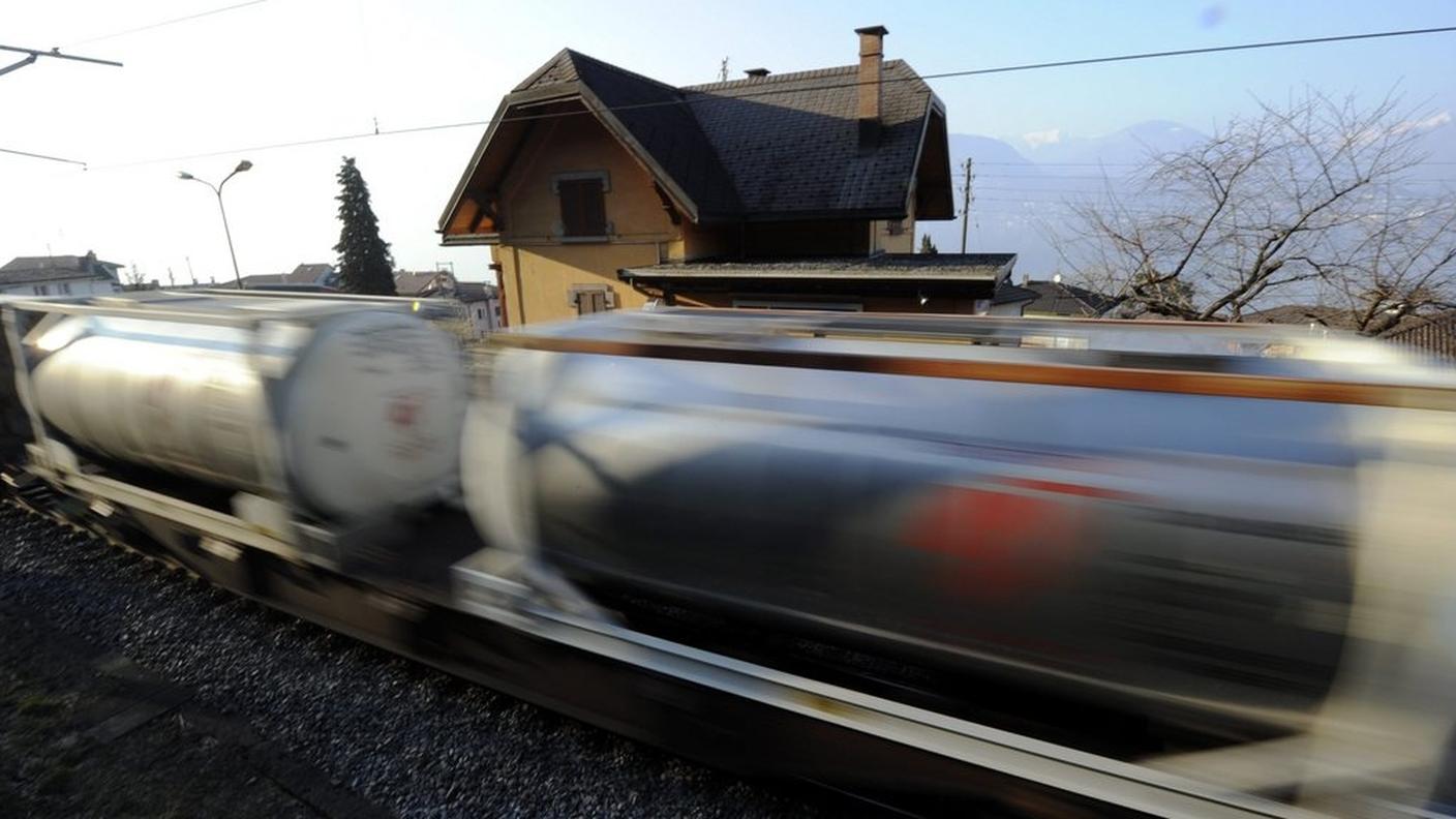 Un treno merci sulla linea del Gambarogno