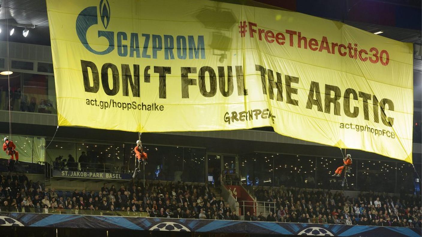 Lo striscione esposto martedì nello stadio di Basilea