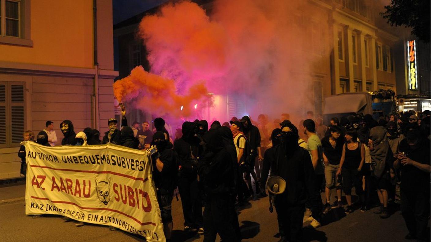 manifestanti mascherati ky.JPG