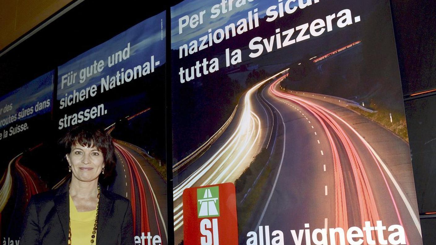 Il PPD, riunito oggi a Tenero, ha dato pieno sostegno a Doris Leuthard dicendo sì alla vignetta autostradale a 100 franchi e al messaggio per il finanziamento dell'infrastruttura ferroviaria