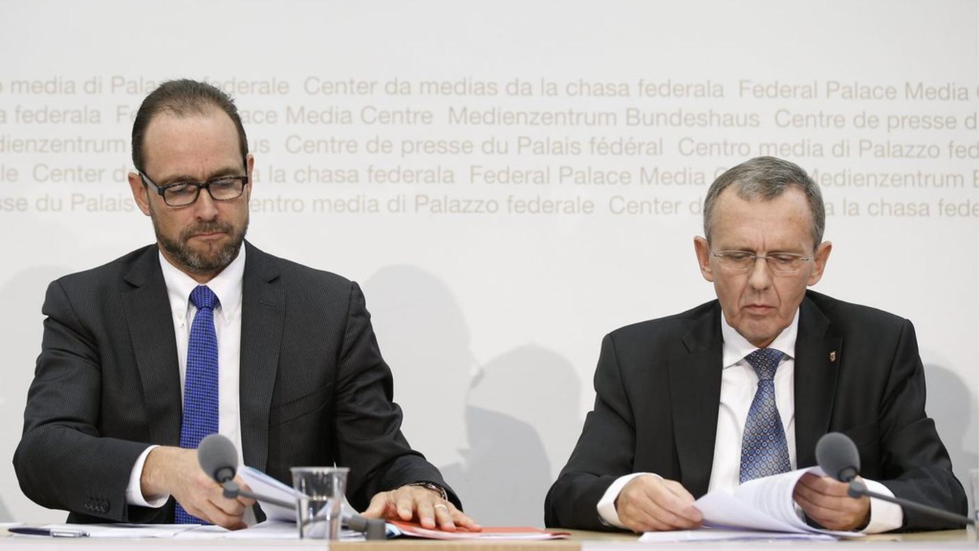 Pascal Strupler, direttore dell'Ufficio federale della sanità pubblica, e Philippe Perrenoud, vicepresidente della conferenza dei direttori cantonali, giovedì in conferenza stampa