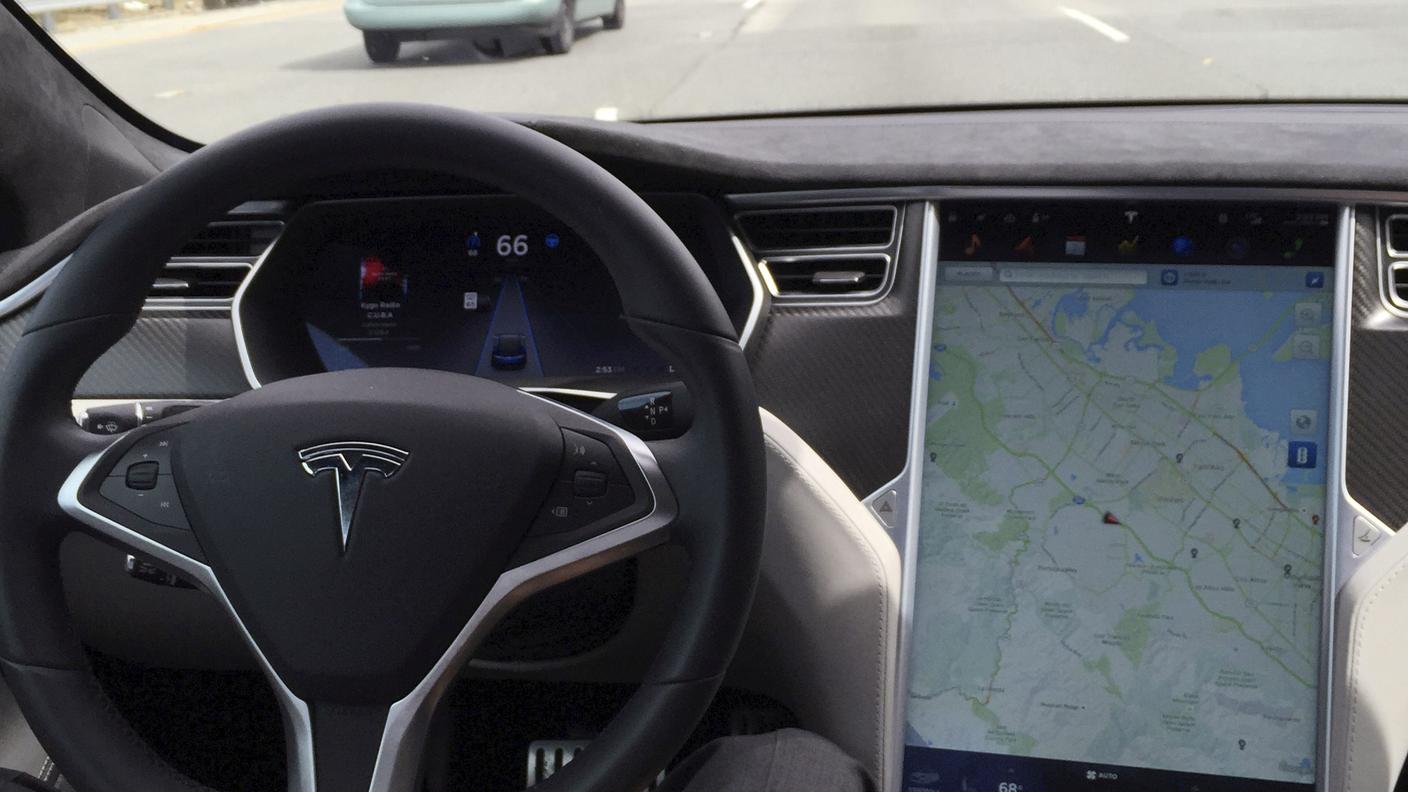 La guida autonoma è già realtà su auto dotate delle soluzioni più avanzate come alcune Tesla