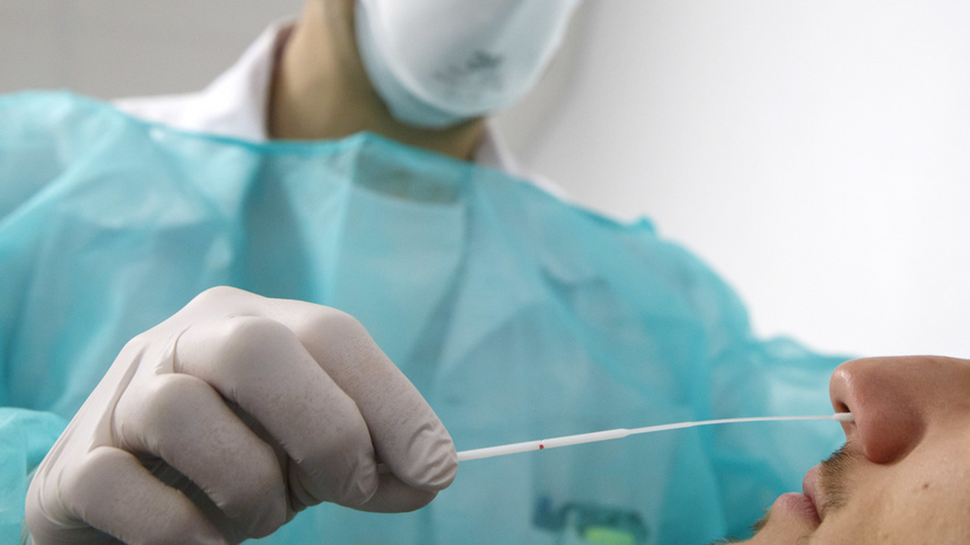 Un medico esegue una prova tampone