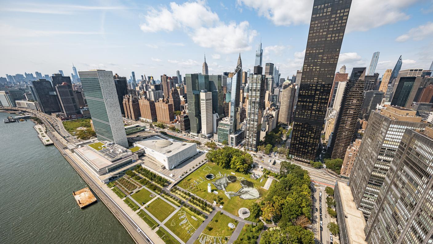La sede ONU a New York nel settembre scorso, con le prato l'opera di Saype, regalo elvetico per i 75 anni dell'Organizzazione