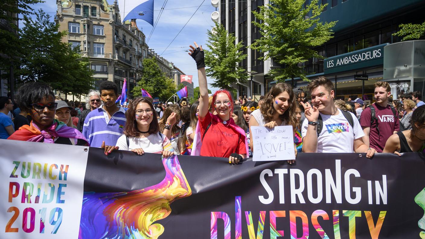Una manifestazione per i diritti LGBTQIA+ a Zurigo nel 2019