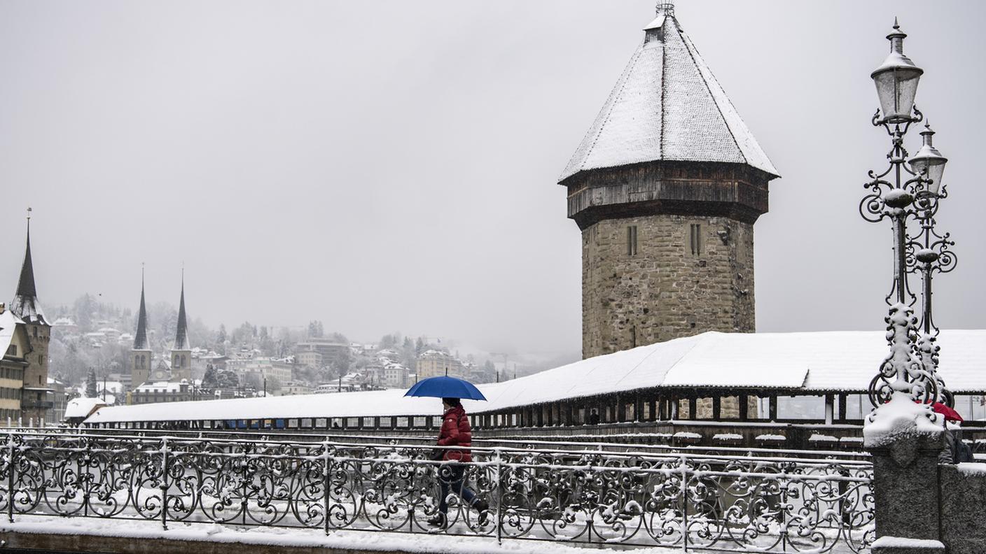 Il Kapellbrücke di Lucerna imbiancato