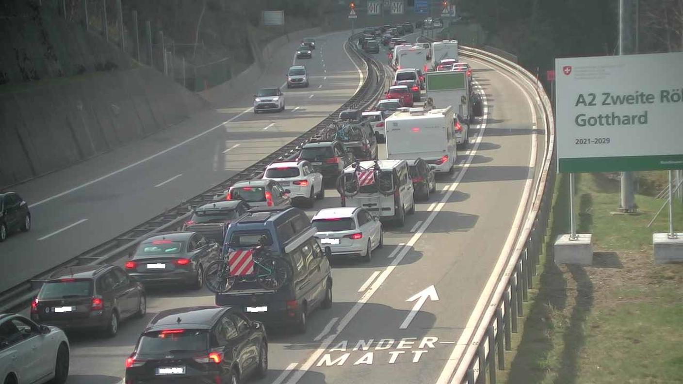La lunga fila di veicoli in attesa di attraversare il tunnel del San Gottardo venerdì