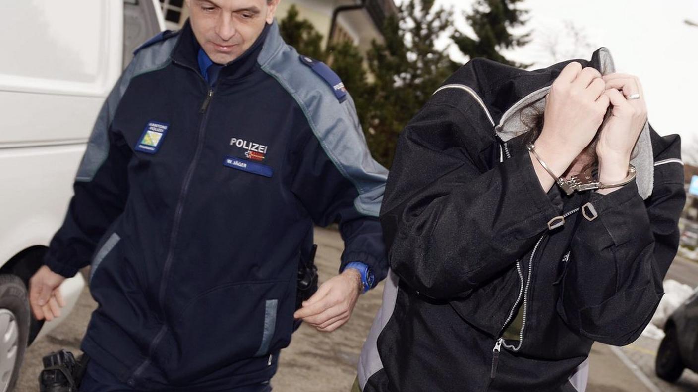 Uno dei due condannati, condotto dalla polizia in tribunale