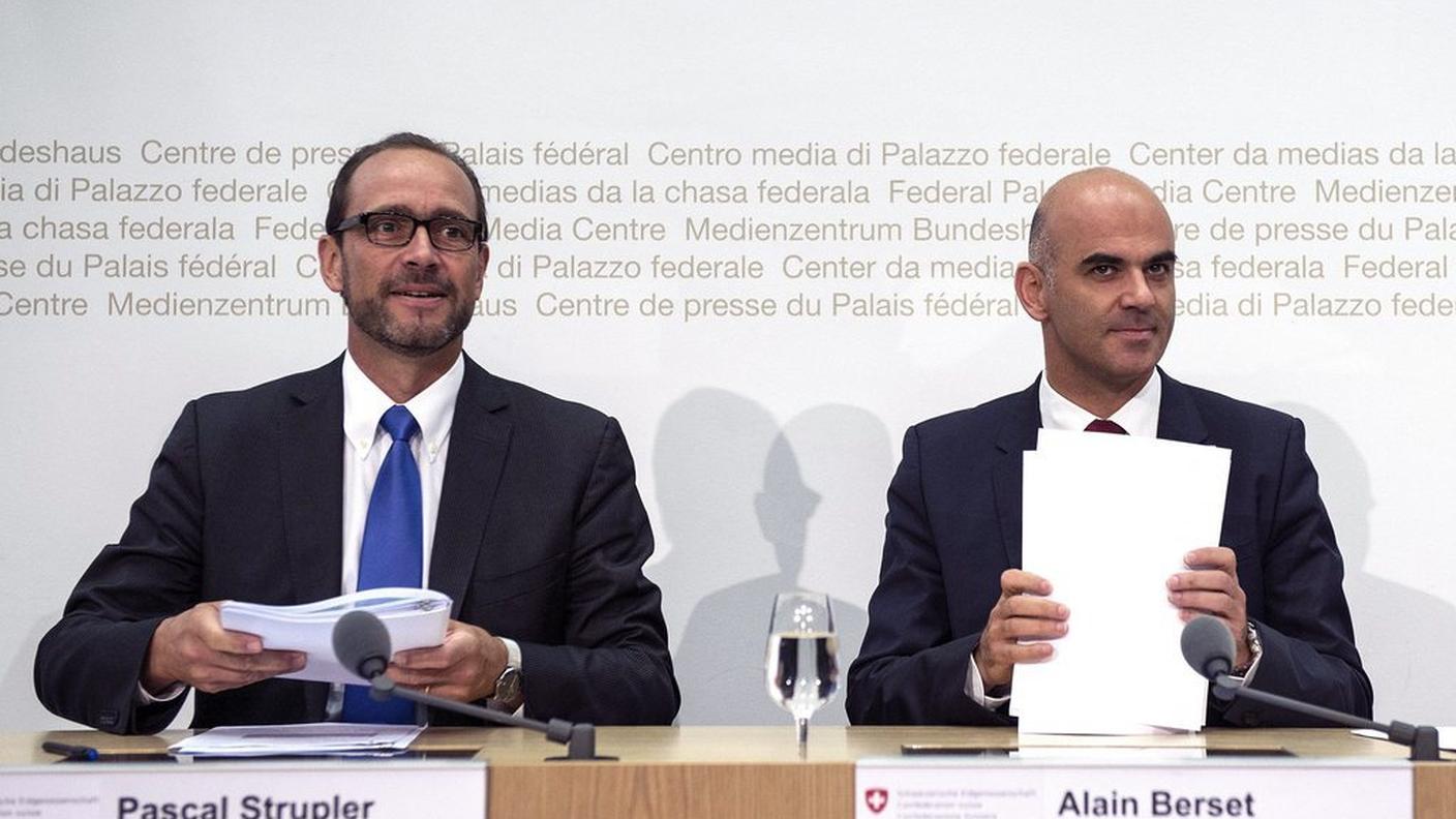 Il direttore dell'UFSP Pascal Strupler e il consigliere federale Alain Berset durante la conferenza stampa di annuncio dei premi