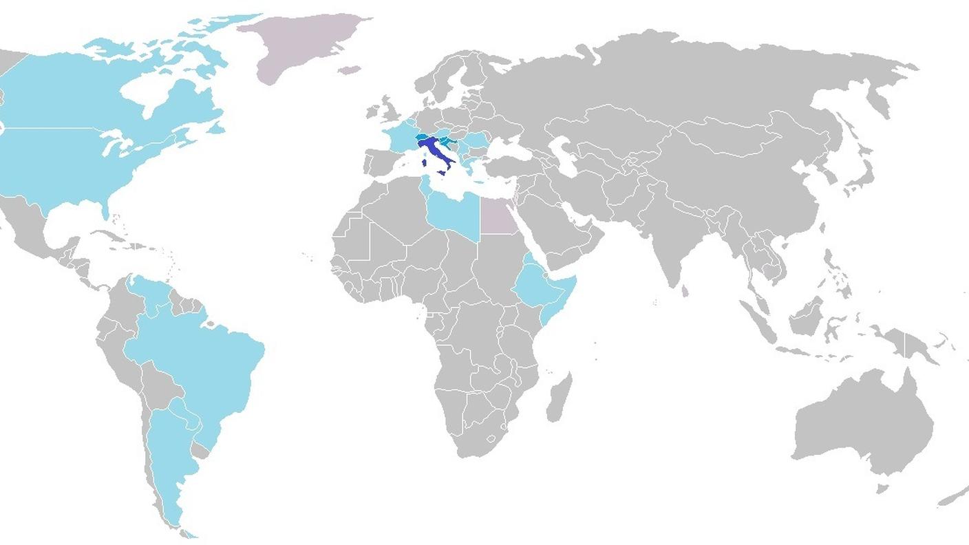 In blu gli stati in cui l'italiano è l'unica lingua ufficiale, in azzurro scuro gli stati in cui è una delle lingue ufficiali, in azzurro gli stati dove è molto diffuso