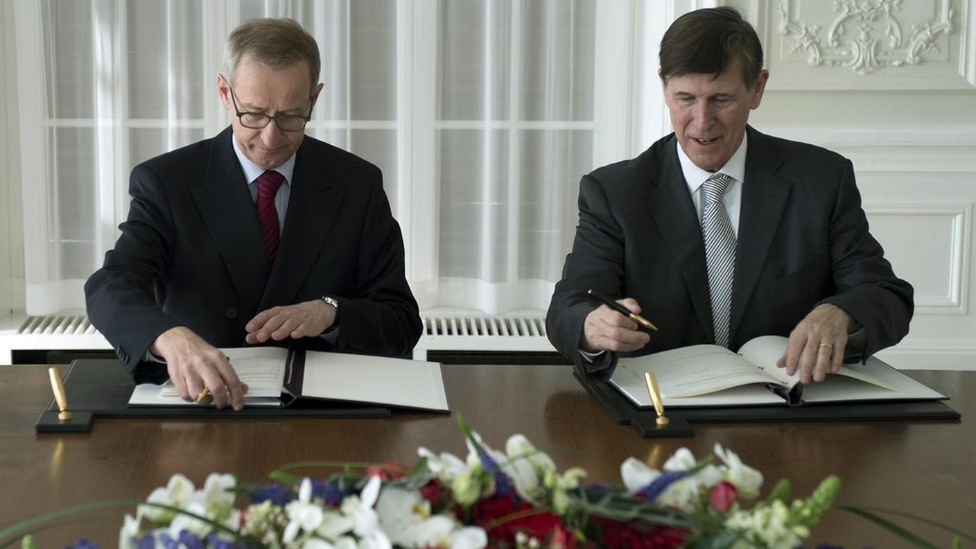 La firma dell'accordo FATCA, lo scorso febbraio, da parte del segretario di Stato Michael Ambühl e dell'ambasciatore degli Stati Uniti, Donald Beyer