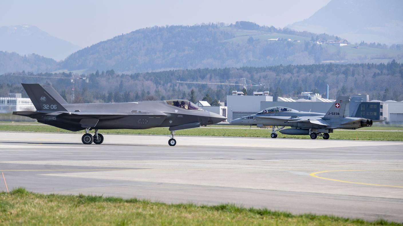 I nuovi caccia sostituirebbero gli F/A-18 che andrebbero in pensione verso il 2030