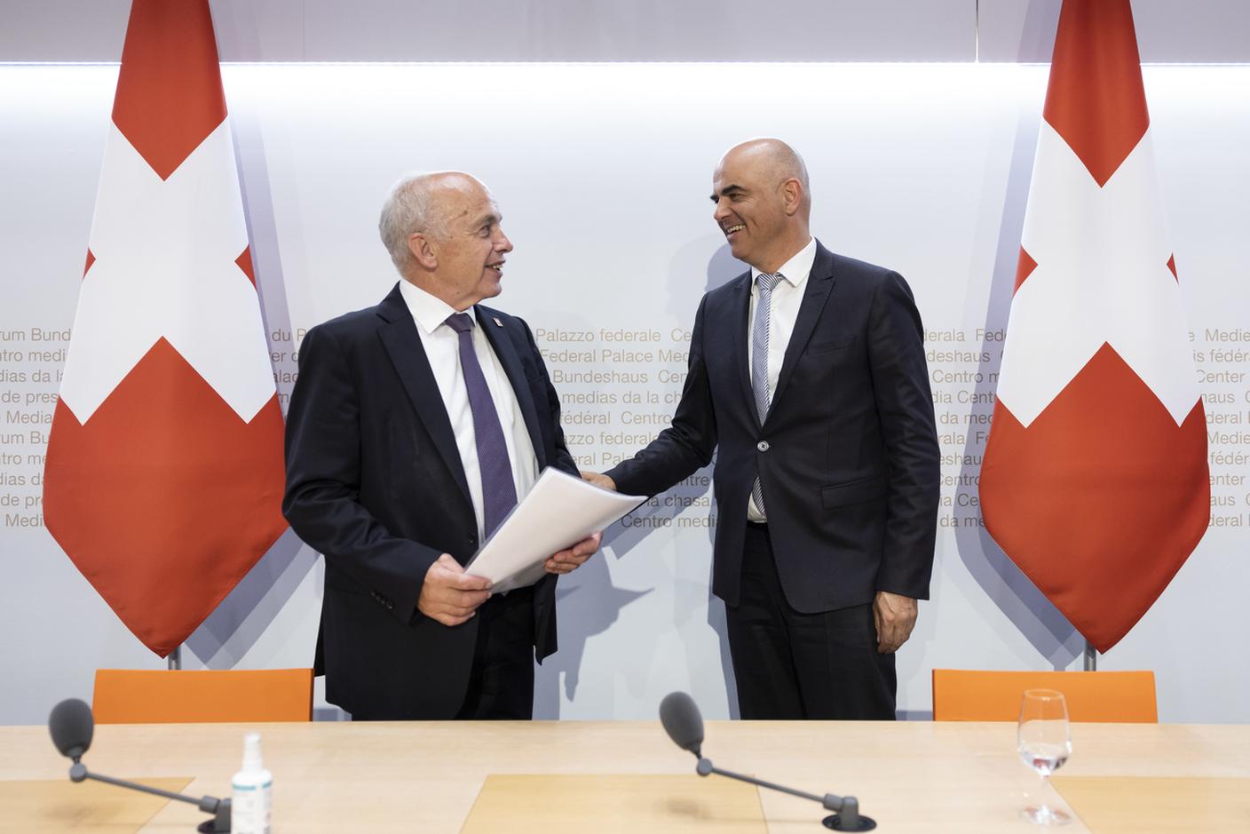 Berset e Maurer, visibilmente soddisfatti, nella conferenza stampa indetta dal Governo per commentare i risultati delle votazioni