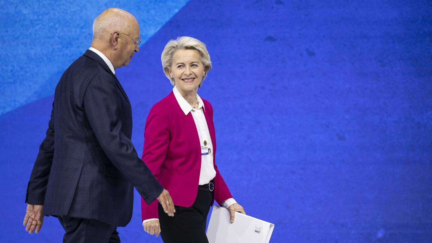 Ursula Von der Leyen sul palco di Davos con Klaus Schwab