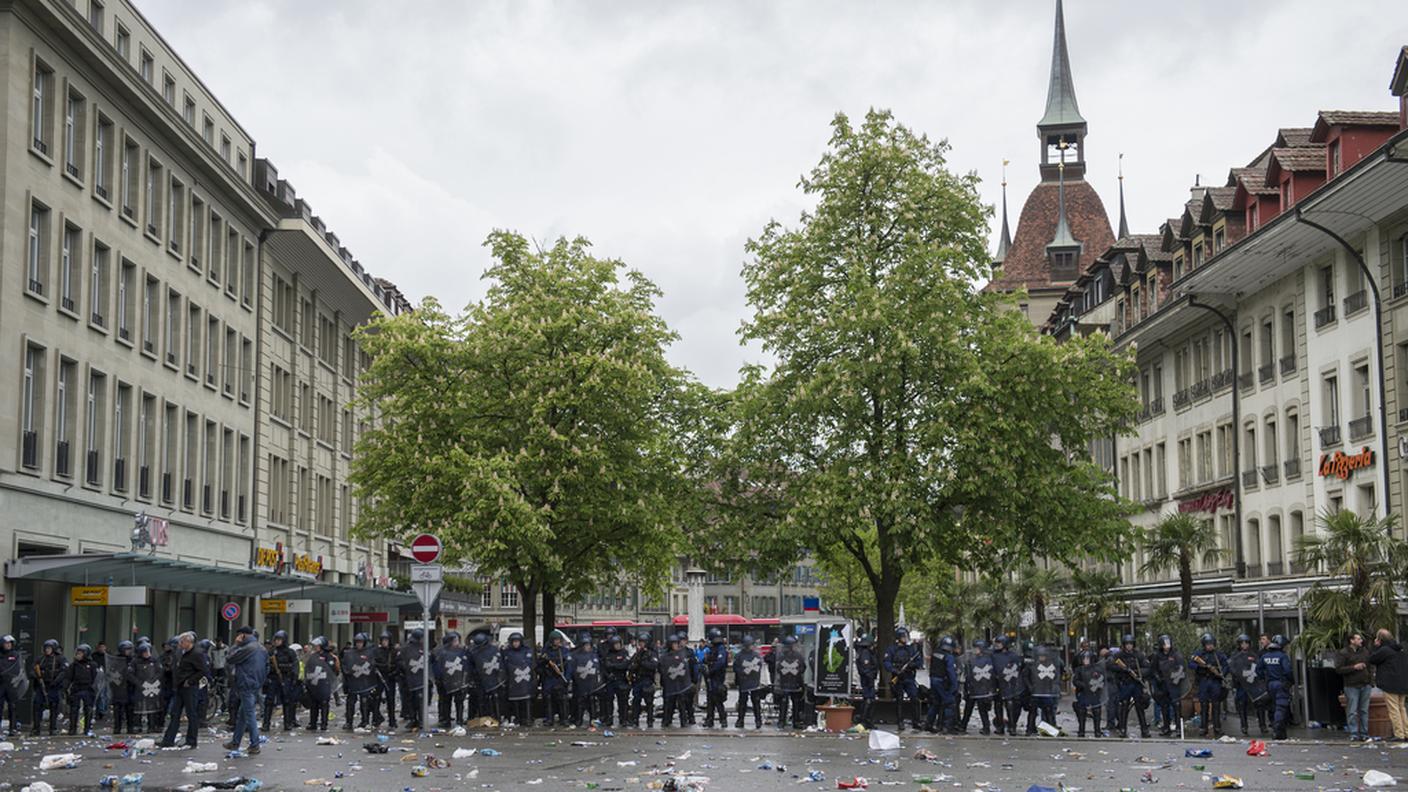 La polizia presidia il centro di Berna per impedire scontri e vandalismi