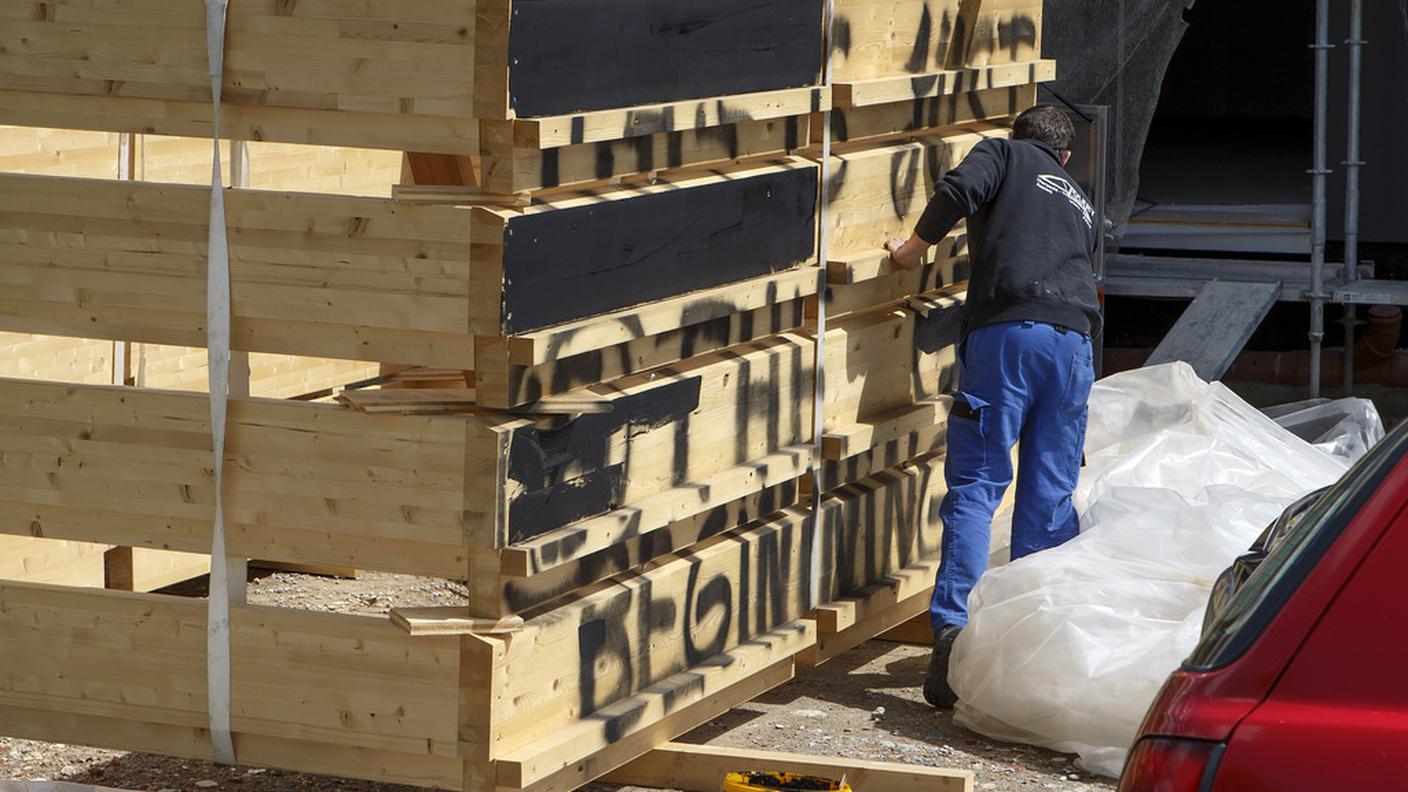 Un operaio cancella le scritte neonaziste al cantiere di Payerne