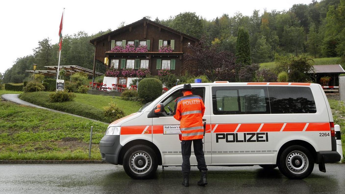 Un veicolo della polizia cantonale svittese durante un controllo