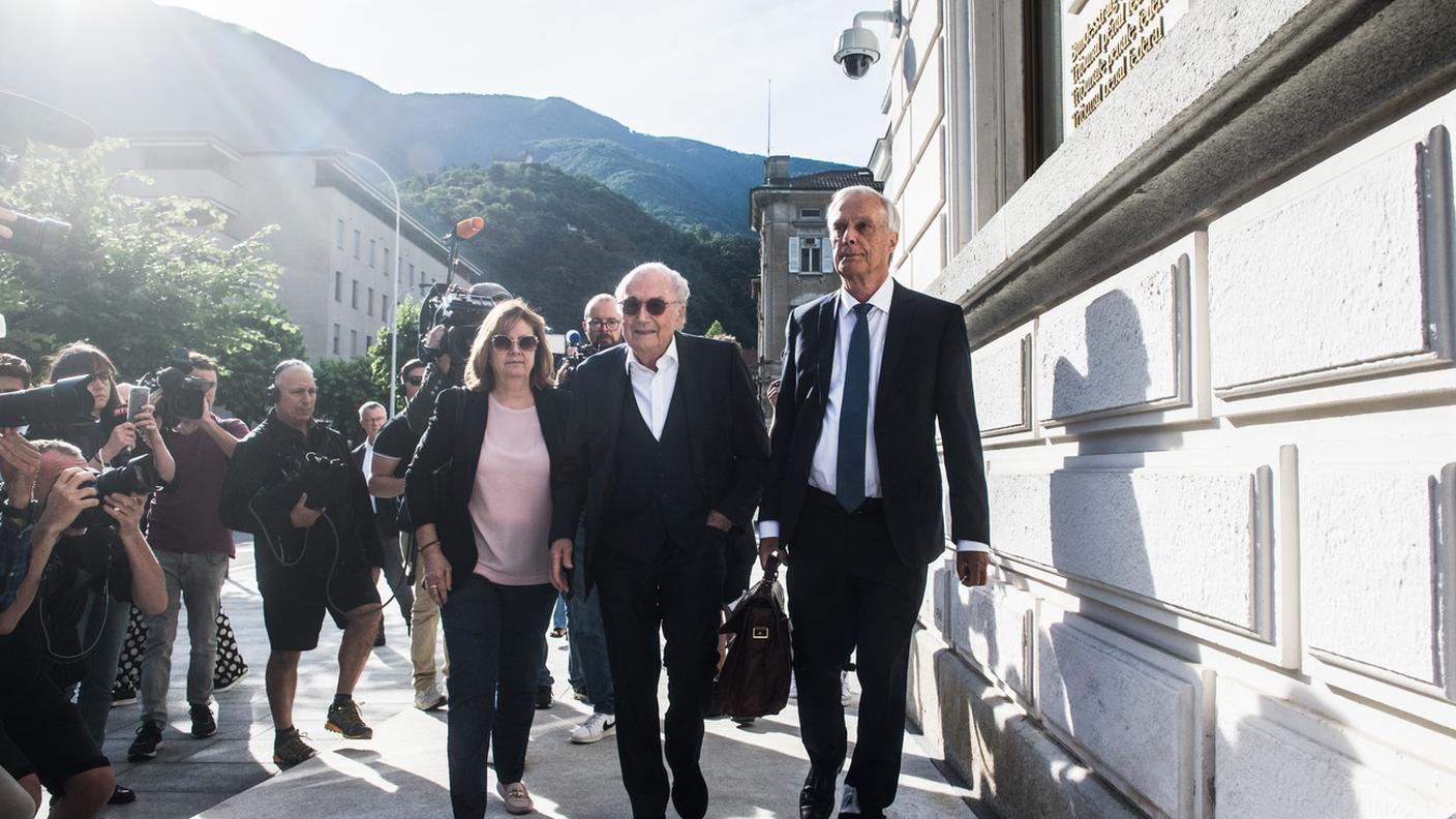 Lorenz Erni (a destra) e il suo assistito all'arrivo in aula per il primo giorno di dibattimento