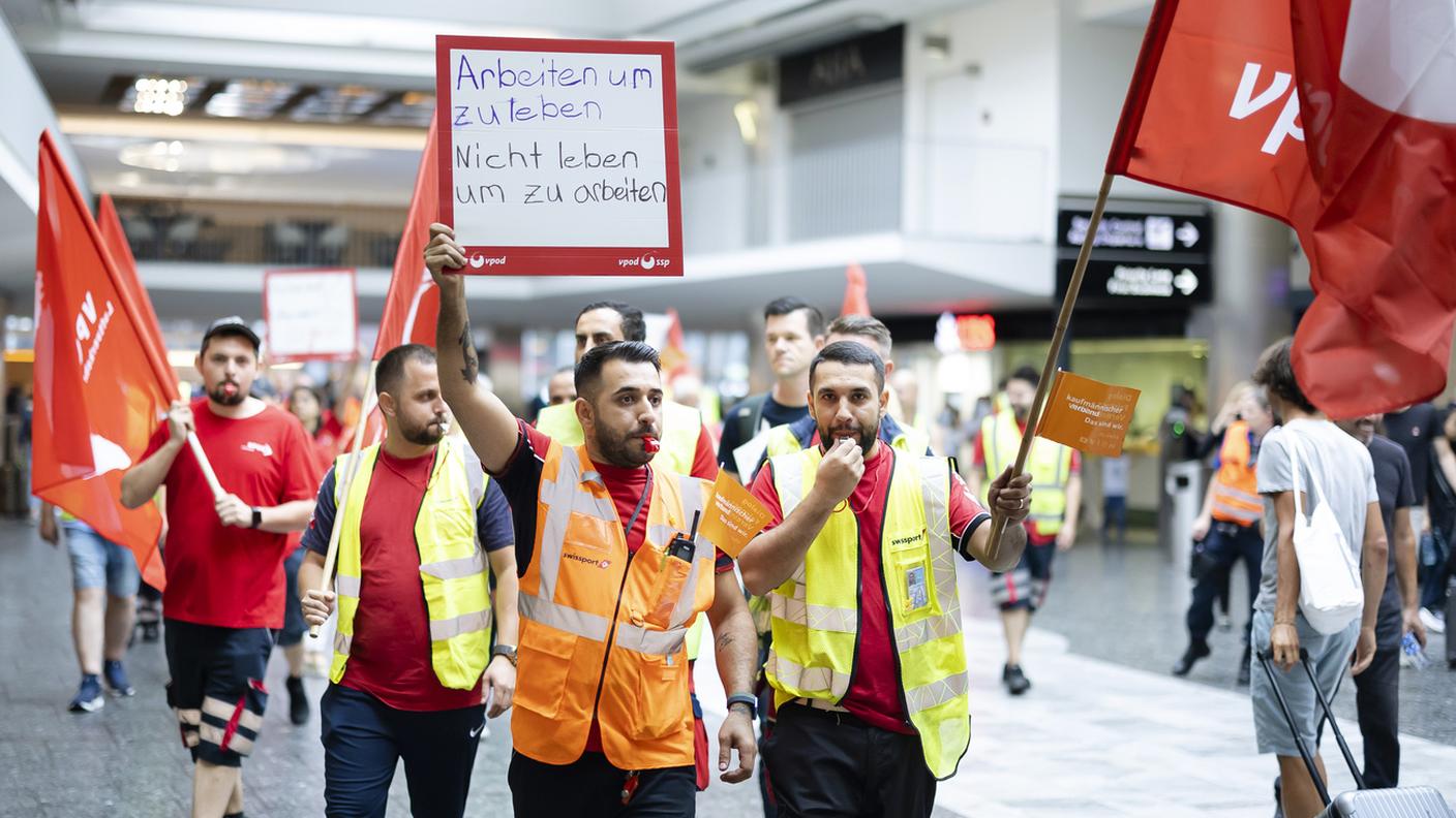 Alcuni collaboratori di Swissport durante la protesta a Kloten