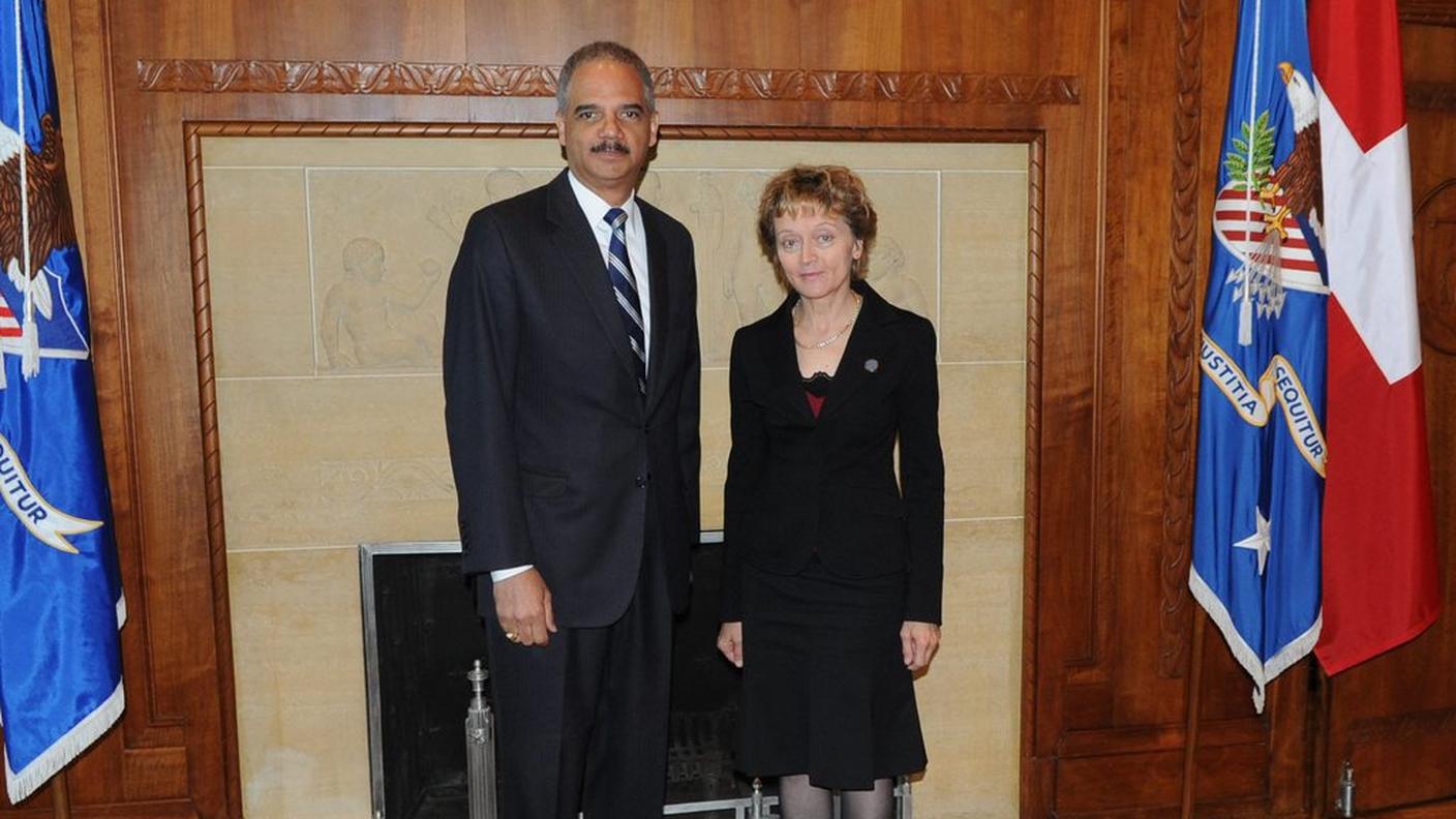 La ministra elvetica e il segretario USA alla giustizia durante l'ultimo incontro a Washington