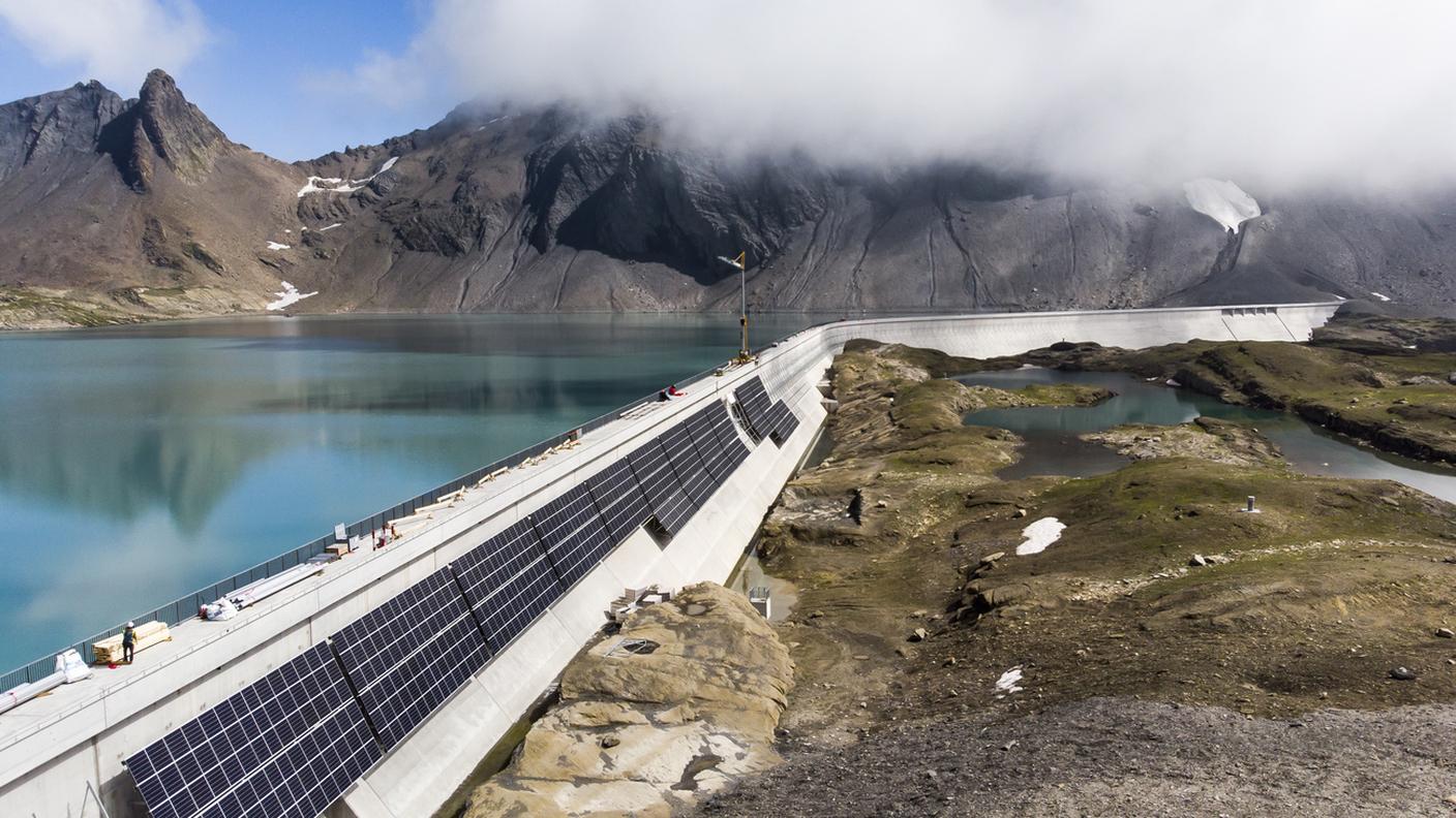 Il progetto Alpin Solar sfrutta la diga del Muttsee per produrre anche energia fotovoltaica