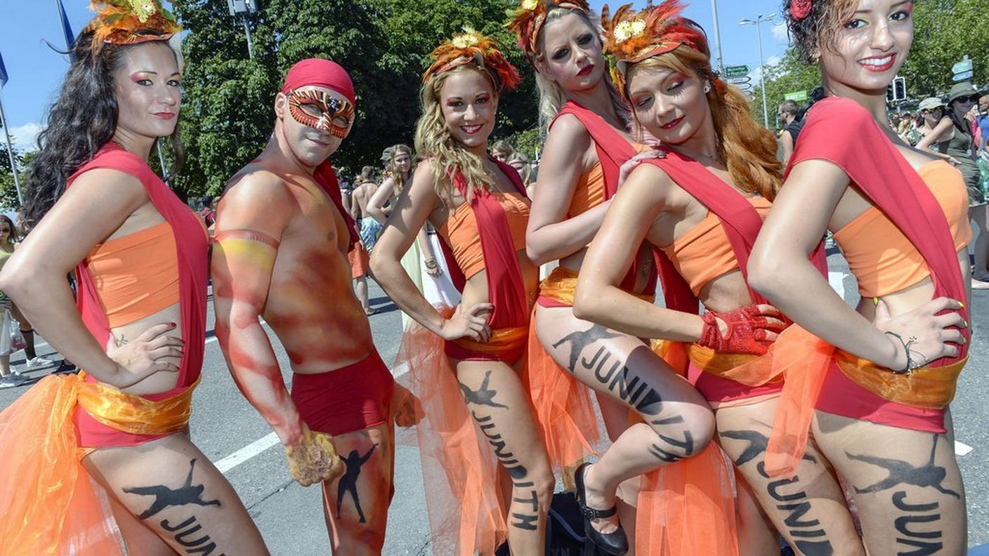 street parade 2013 gruppi 2 ky.JPG