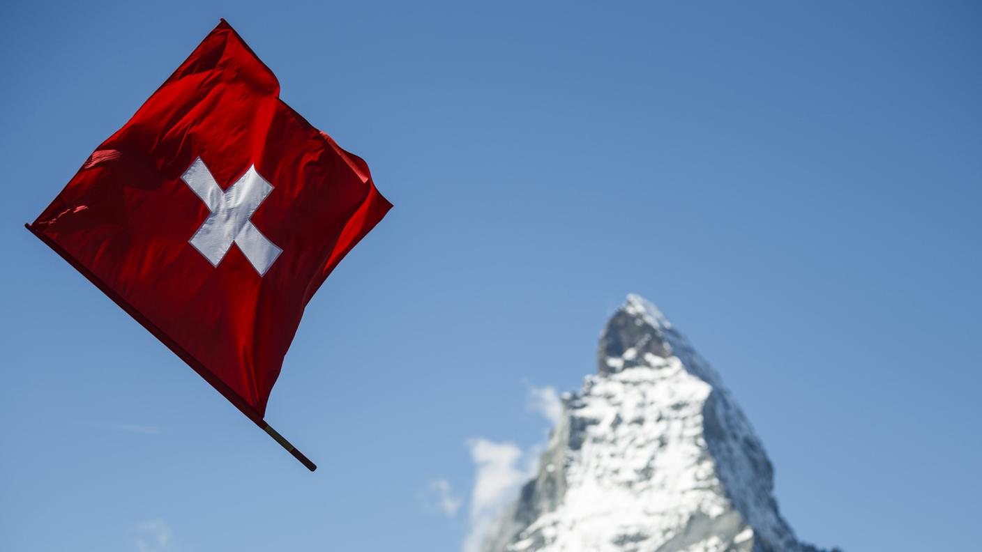 La bandiera rossocrociata con alle spalle le pendici del Cervino, uno dei simboli della Svizzera