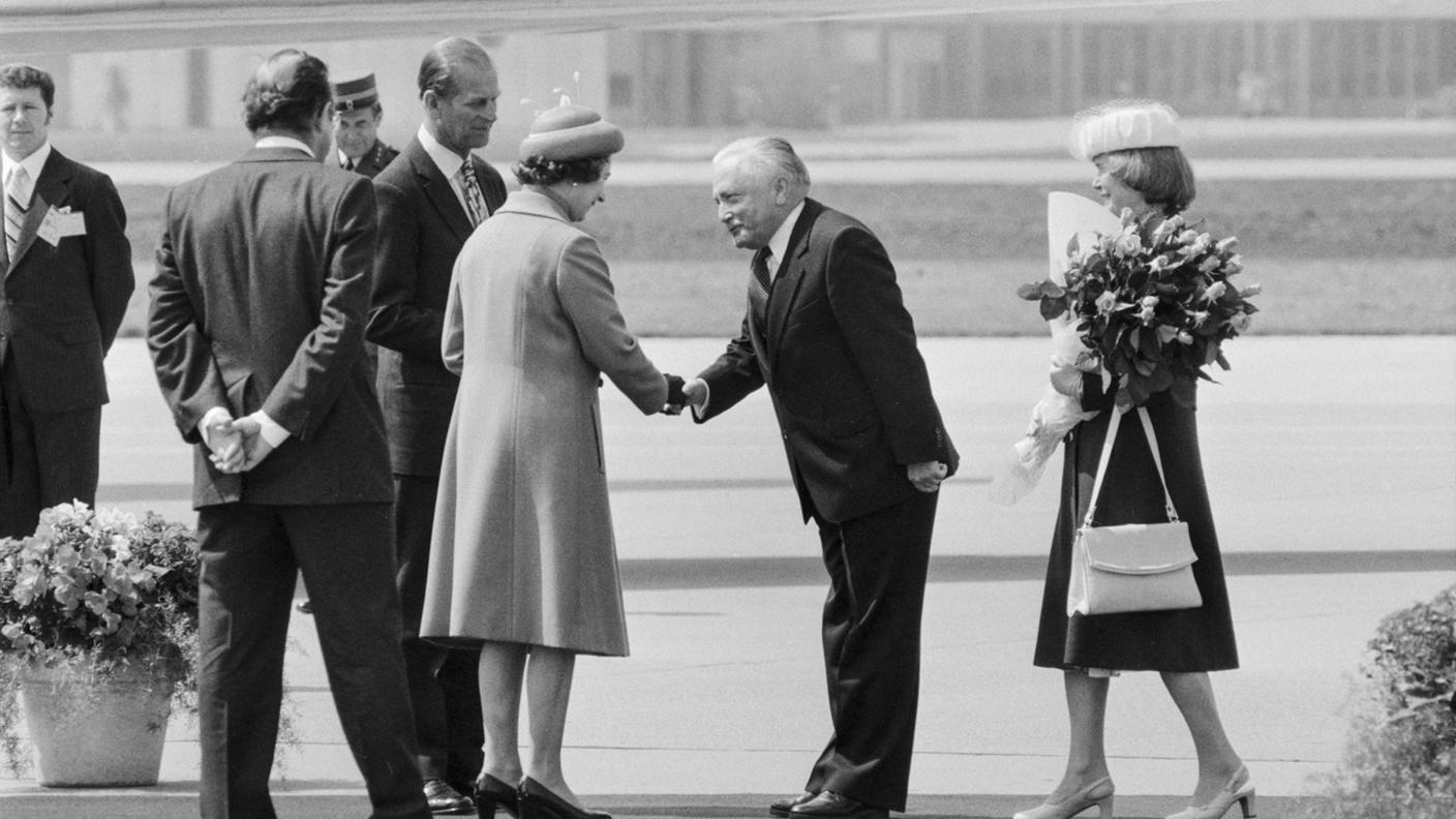 L'incontro di Elisabetta II con il consigliere federale Georges-Andre Chevallaz