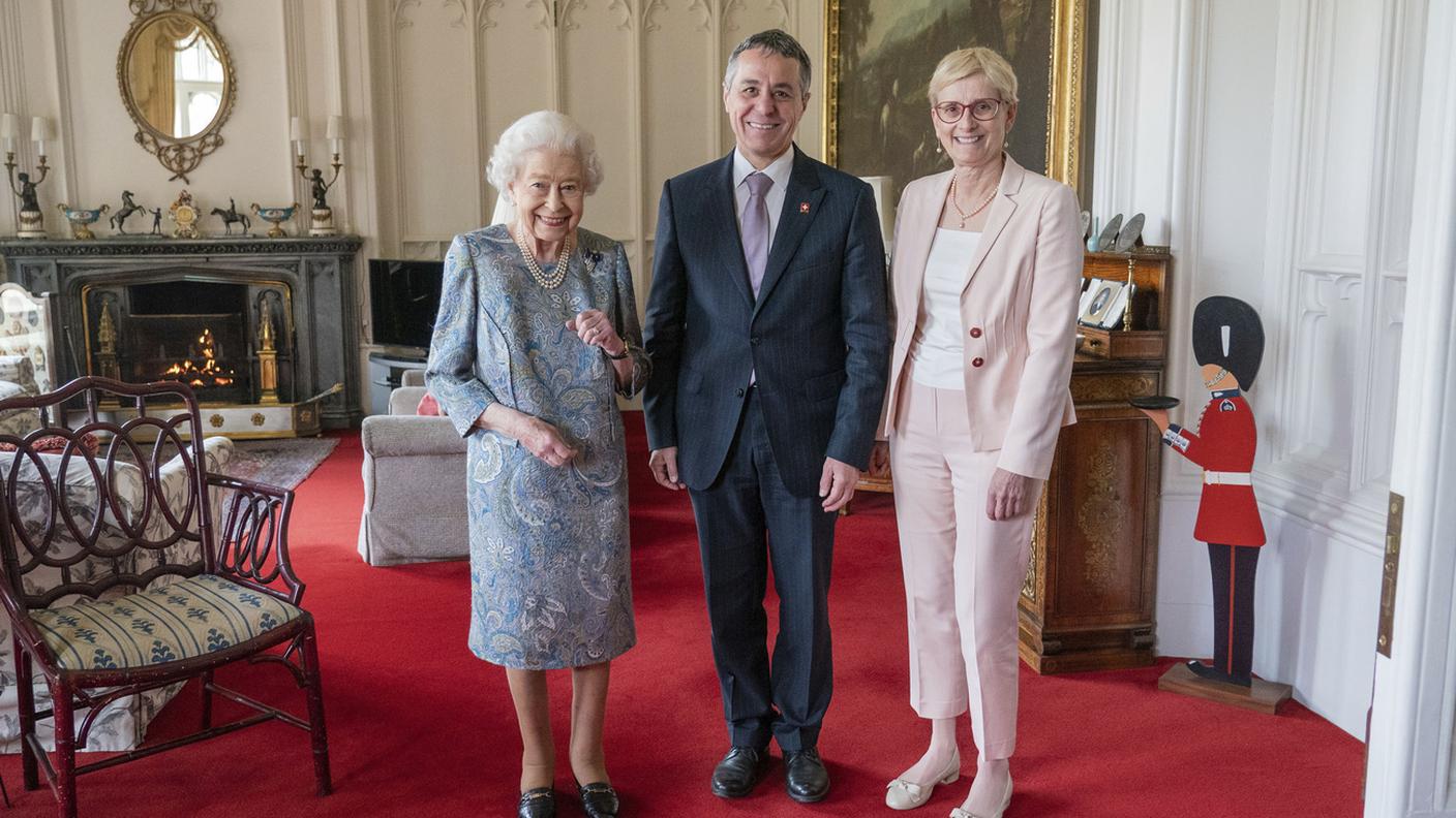 La regina Elisabetta II con il consigliere federale Ignazio Cassis e la moglie.