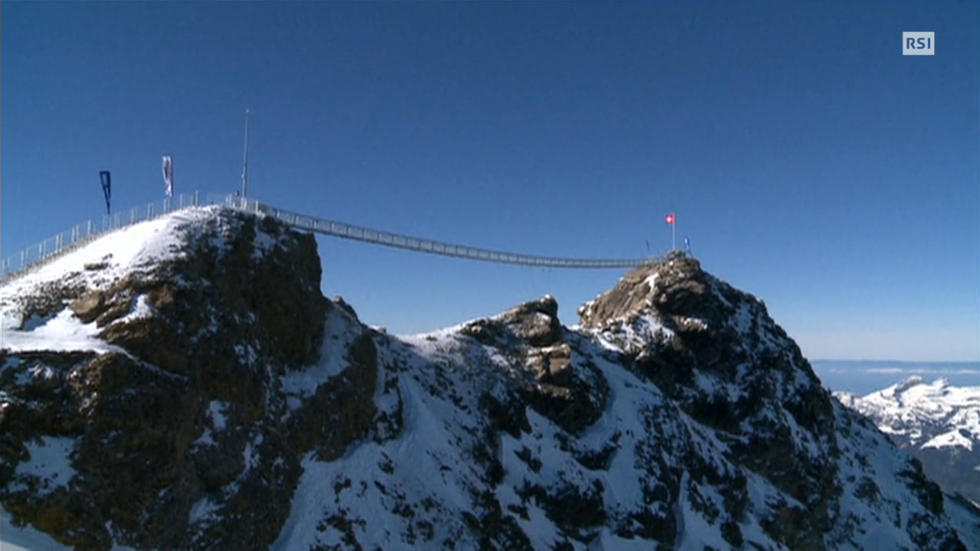 Dalla stazione di arrivo della funivia si ha accesso anche al Peak Walk by Tissot, l'unico ponte sospeso che unisce le due vette