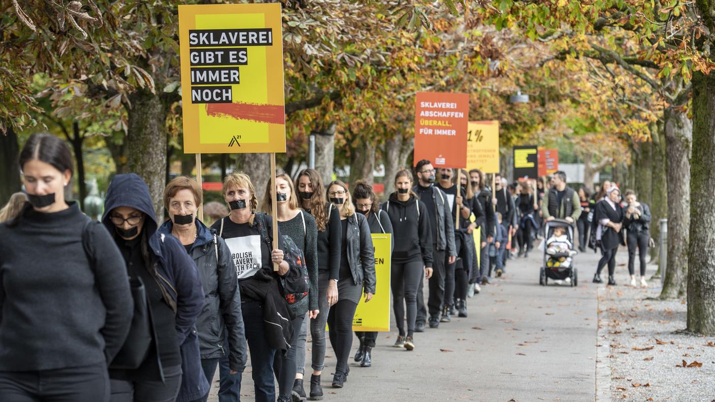 "La schiavitù esiste ancora" dicono i cartelli dei manifestanti di Lucerna