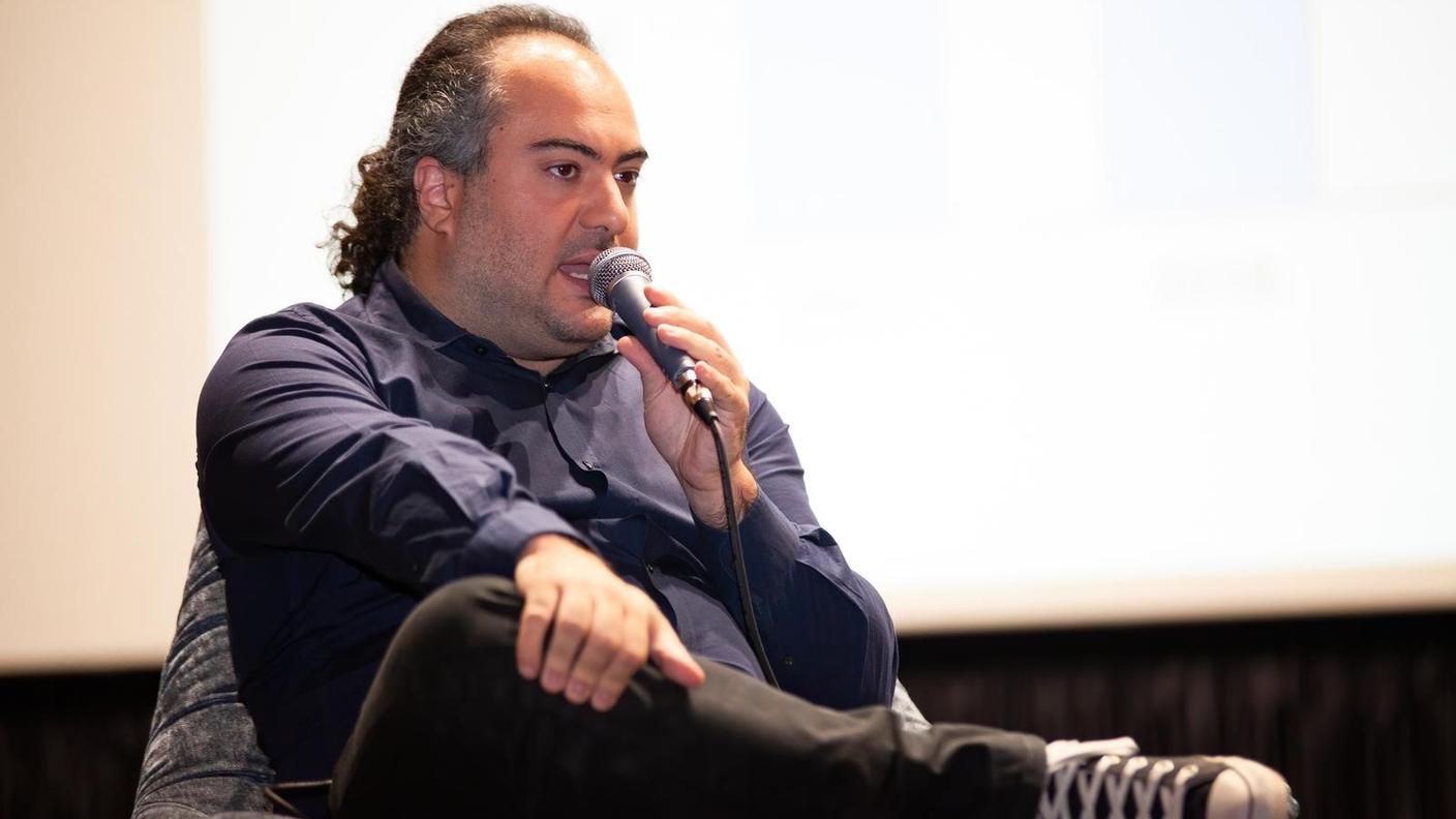 Luca Romano, laureato in fisica teorica all'Università di Torino, si è in seguito specializzato con un master anche nel giornalismo scientifico