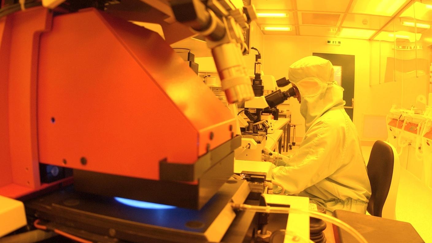 Un ricercatore impegnato in un laboratorio dell'ETHZ