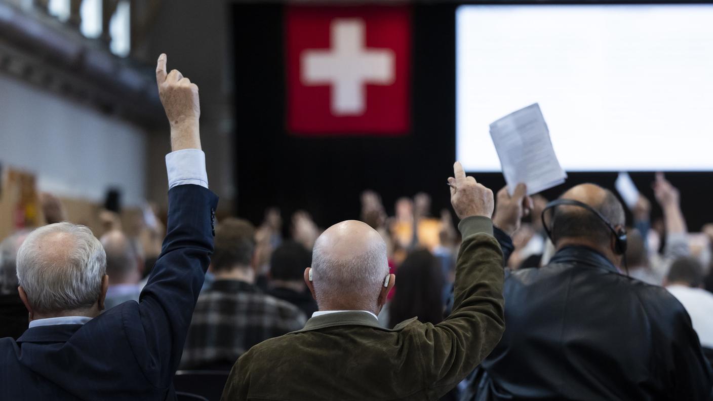 Membri al voto durante la costituzione della neo associazione Pro Svizzera 