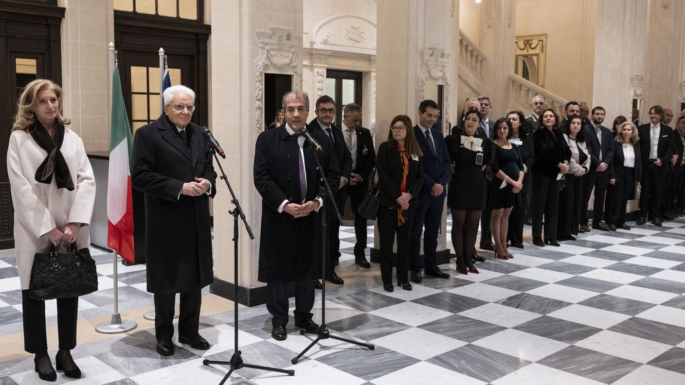 Sergio Mattarella durante l'incontro con un gruppo di italiani residenti in Svizzera lunedì sera