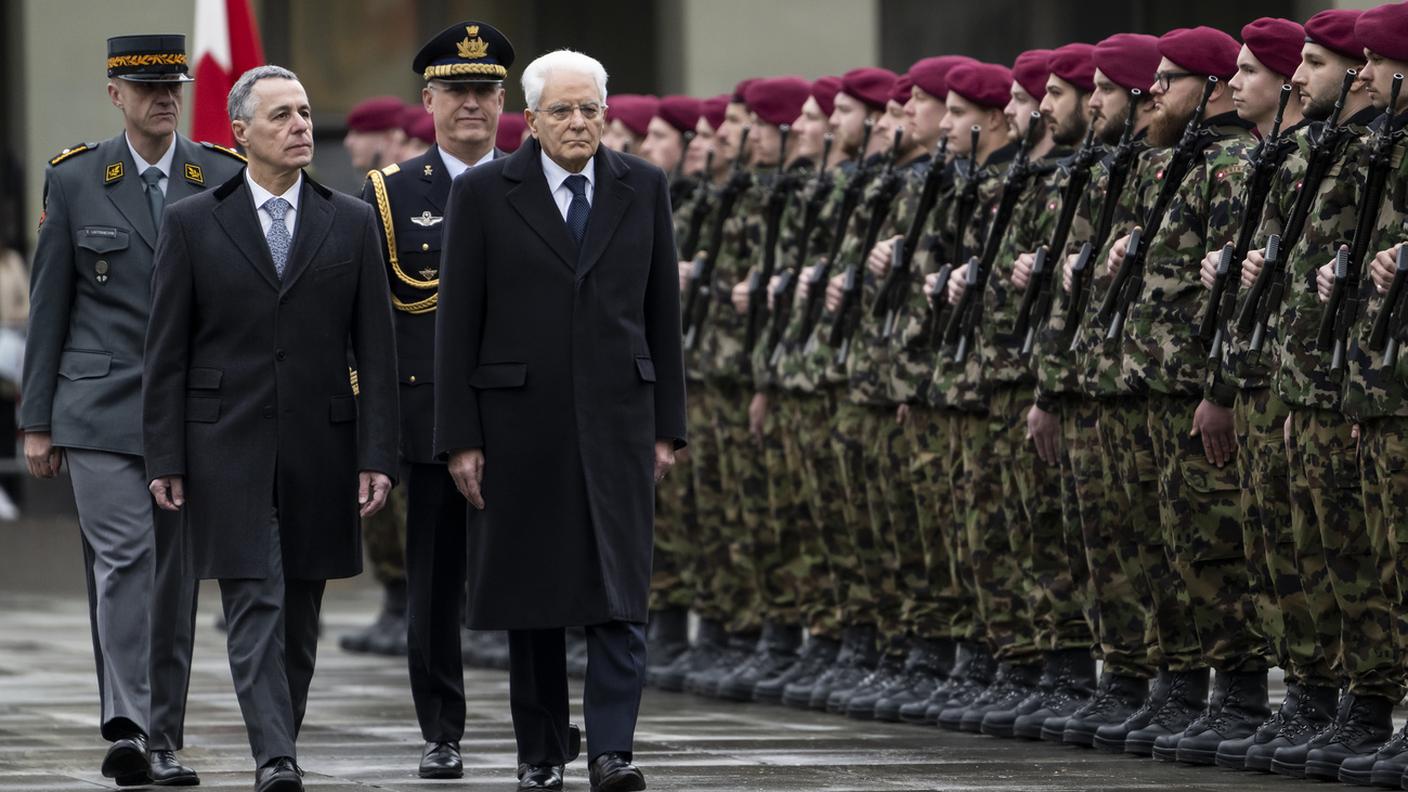 Cassis e Mattarella, sulla Piazza federale, nel momento degli onori militari