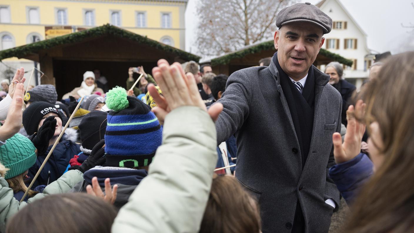 Alain Berset saluta giovani membri del pubblico a Morat