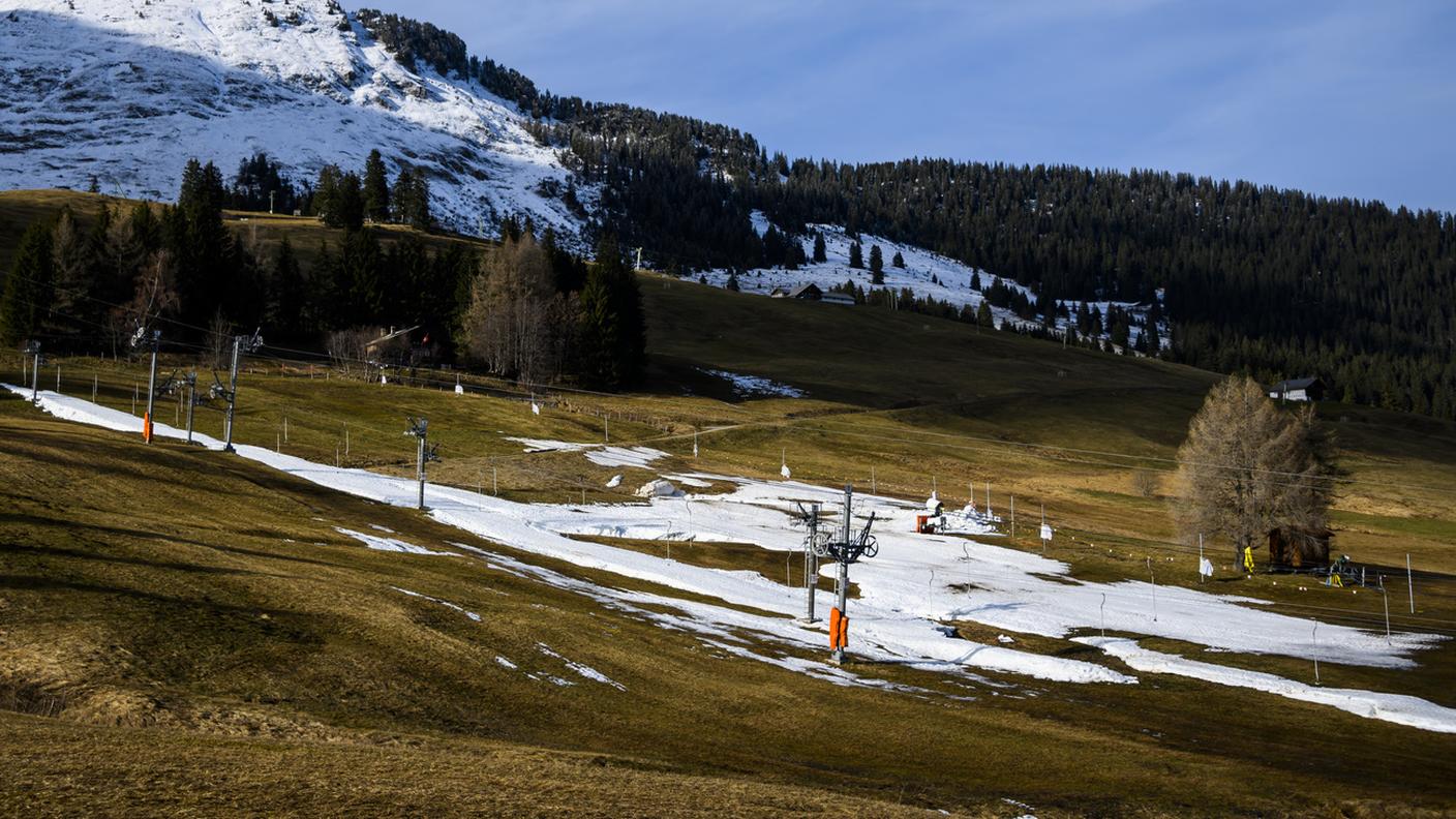 Non se la passa meglio la Svizzera occidentale, come si vede nella foto odierna sul Col de Mosses nel Canton Vaud