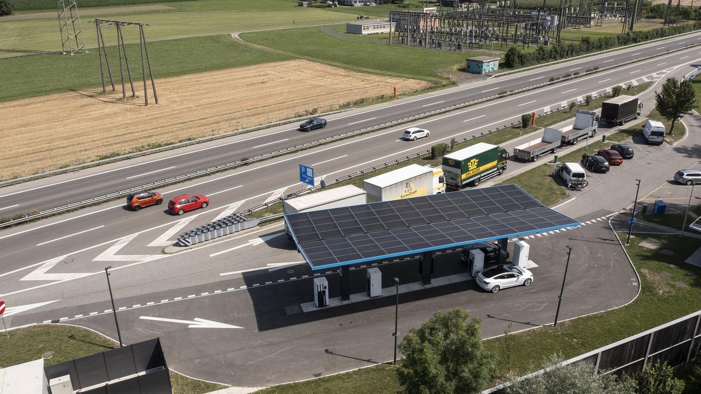 Un'auto elettrica viene ricaricata presso una stazione di ricarica rapida dell'operatore GoFast nell'area di servizio autostradale Oftringen Ost, fotografata giovedì 14 luglio 2022