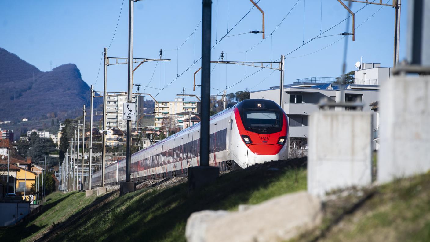 Nella foto, un passaggio del treno FFS  Intercity Giruno a Chiasso