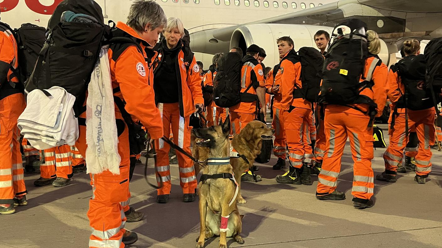 Alcuni dei soccorritori svizzeri rientrati a Zurigo lunedì