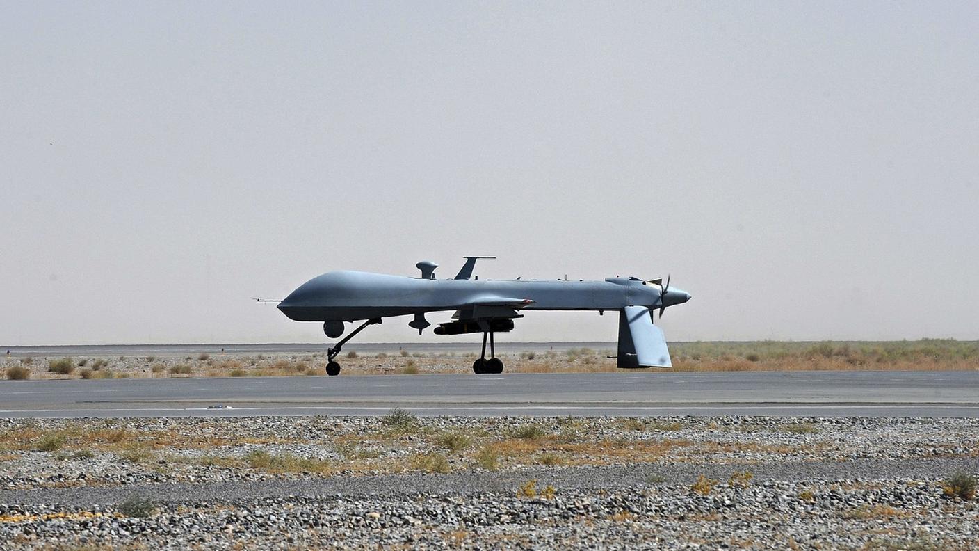 Un drone armato americano Predator prima del suo decollo da una base aerea