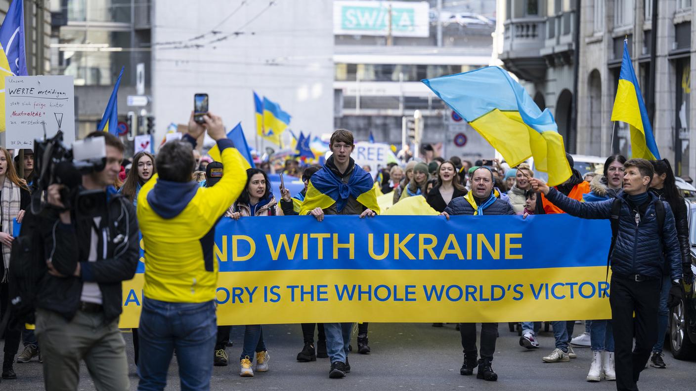 "Siamo dalla parte dell'Ucraina", lo slogan dei partecipanti alla manifestazione a Berna
