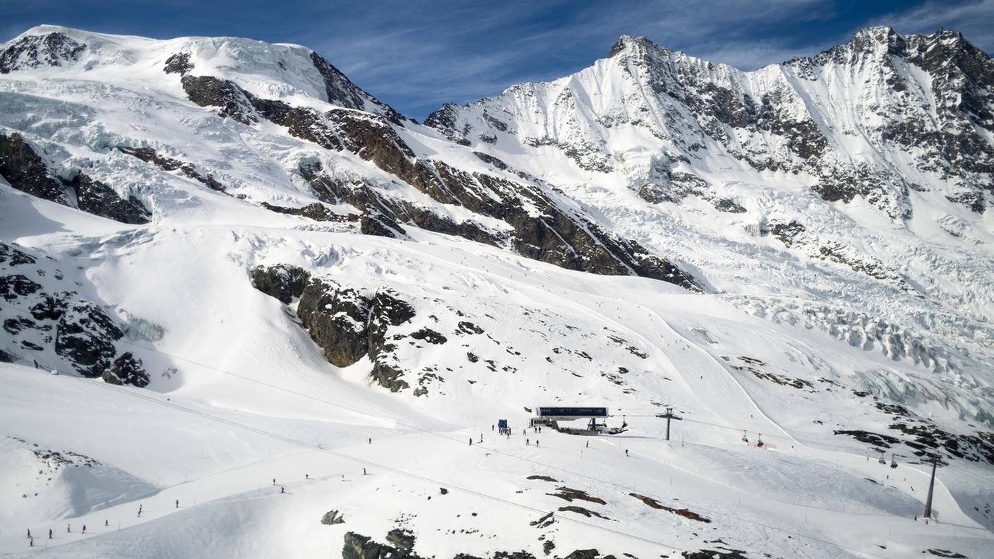 Nell'immagine d'archivio, sulla sinistra si vede il "panettone" della cima dell'Alphubel