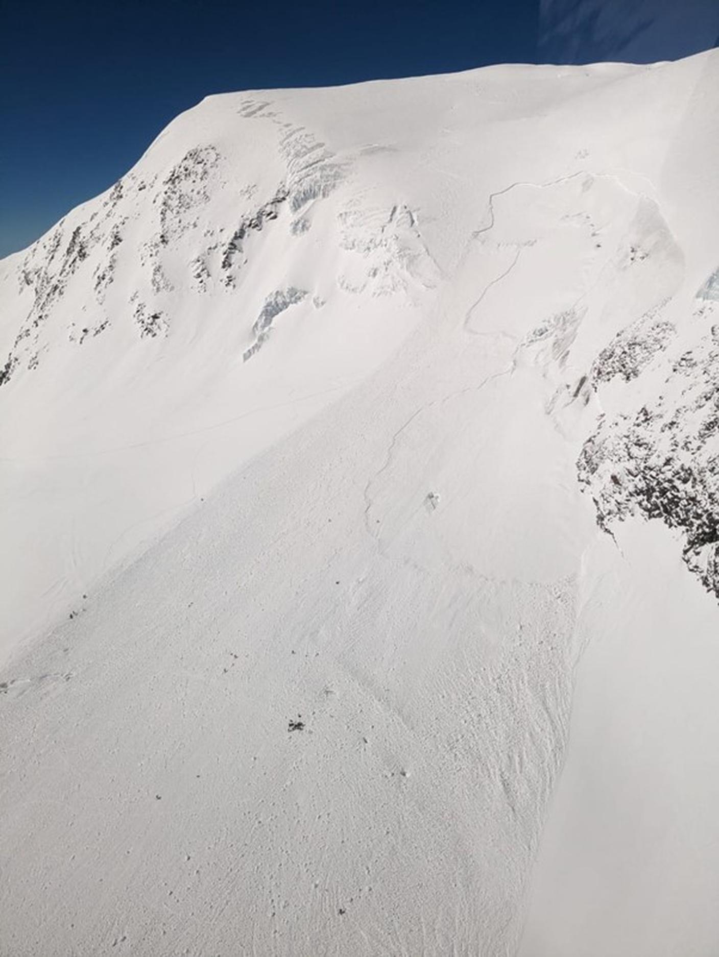 La valanga distaccatasi sotto la cima dell'Alphubel