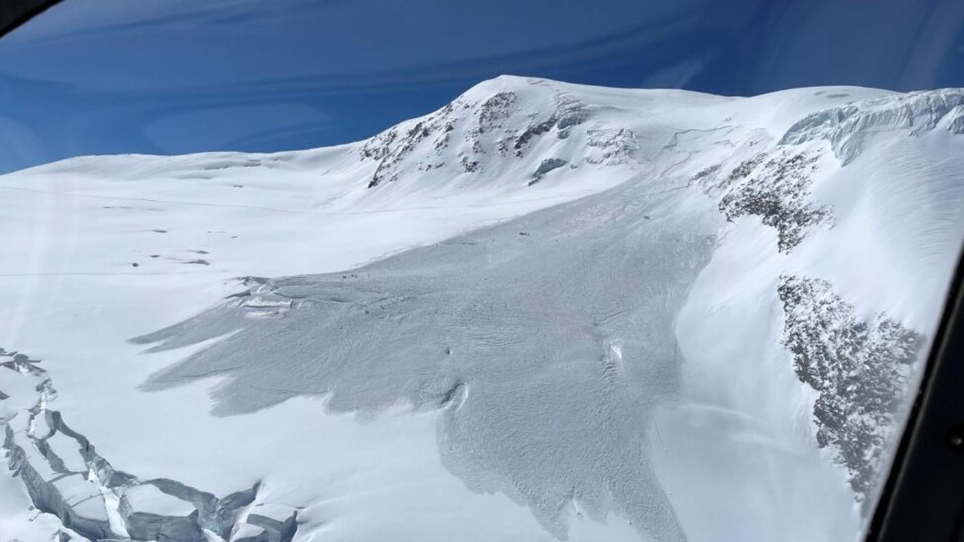La grande valanga staccatasi sotto la cima dell'Alphubel 